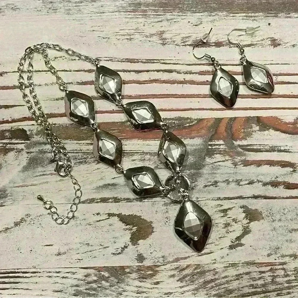 Emerald Costume necklace and earring set - Picture 3 of 4